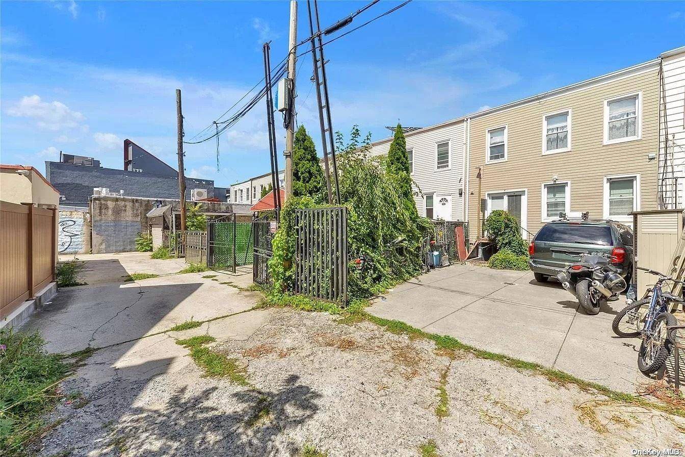 Middle Village, NY 11379,64-08 Metropolitan AVE