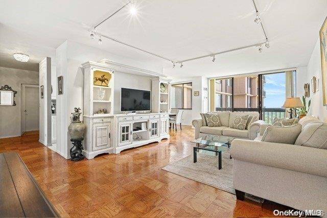 Floral Park, NY 11005,26910 Grand Central Pkwy #25S