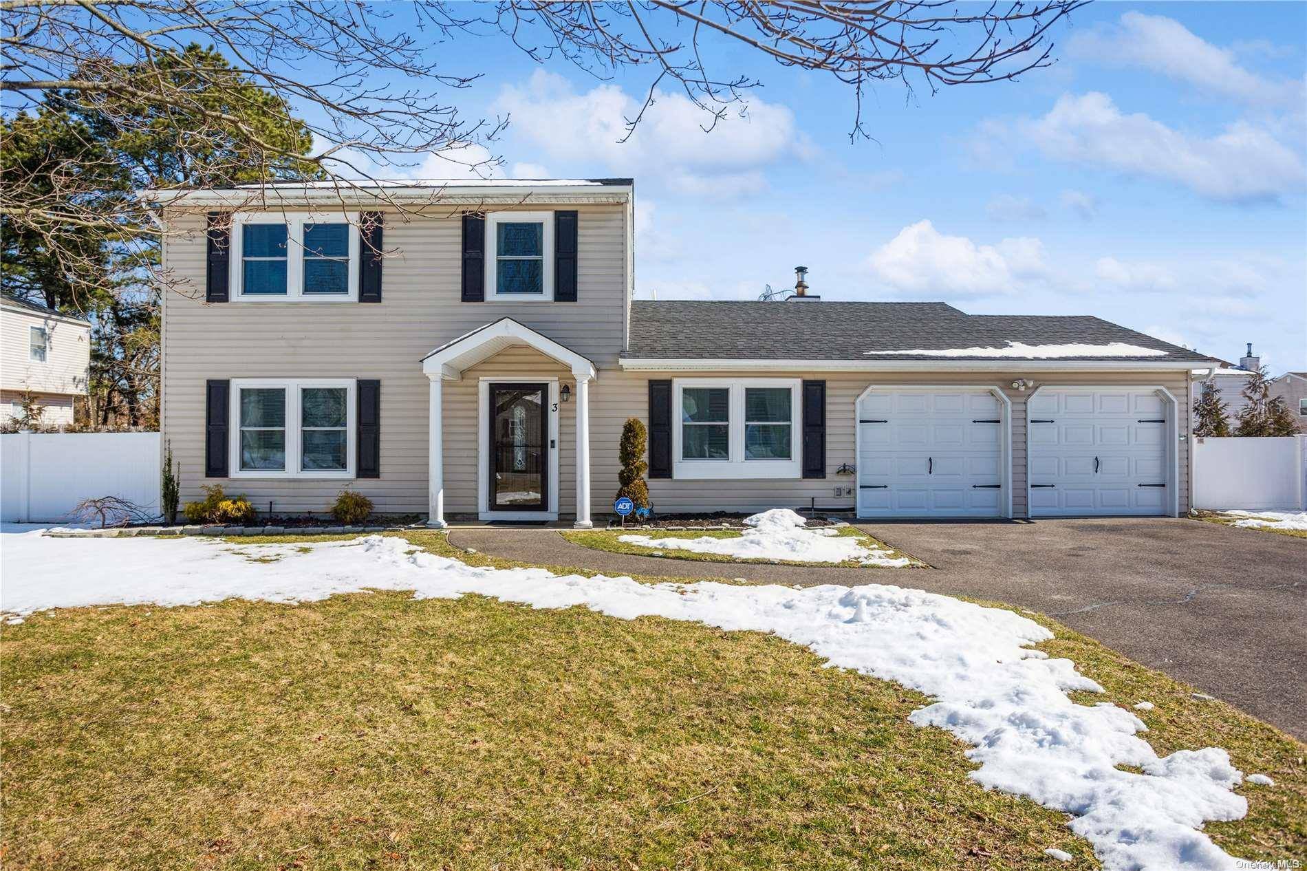 East Patchogue, NY 11772,3 Apple Blossom LN