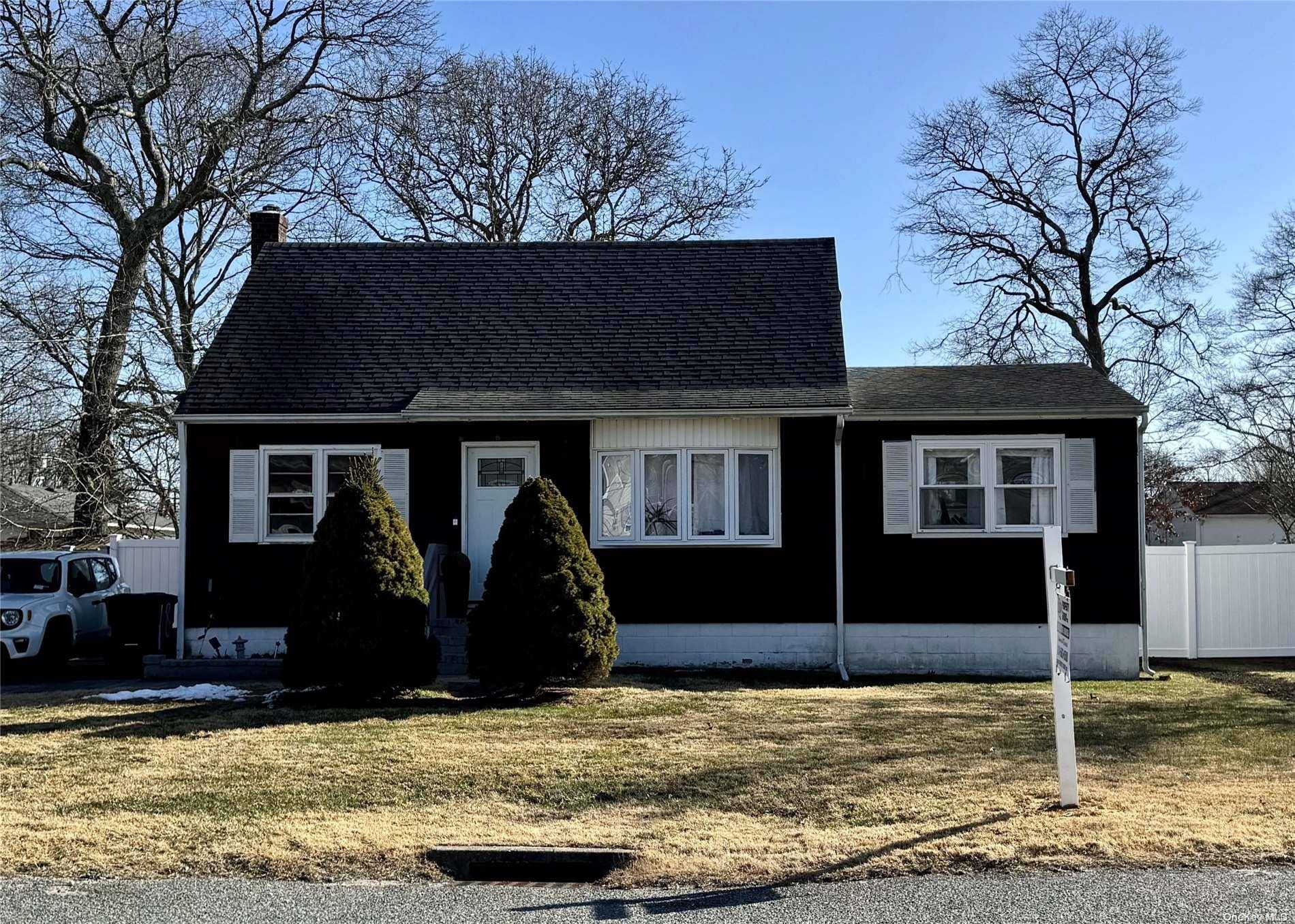 Shirley, NY 11967,184 W Robinwood DR