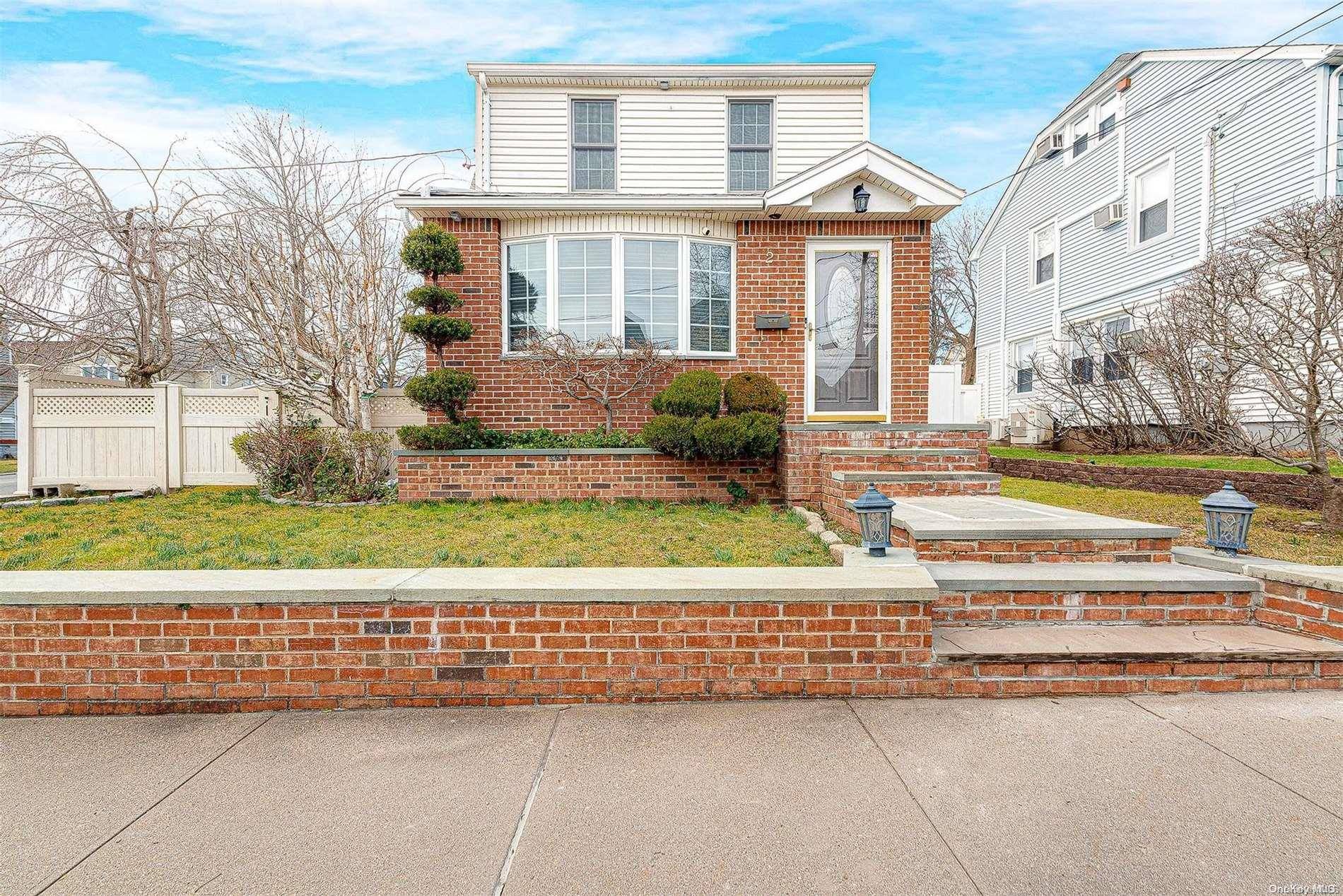 Williston Park, NY 11596,2 Park Place