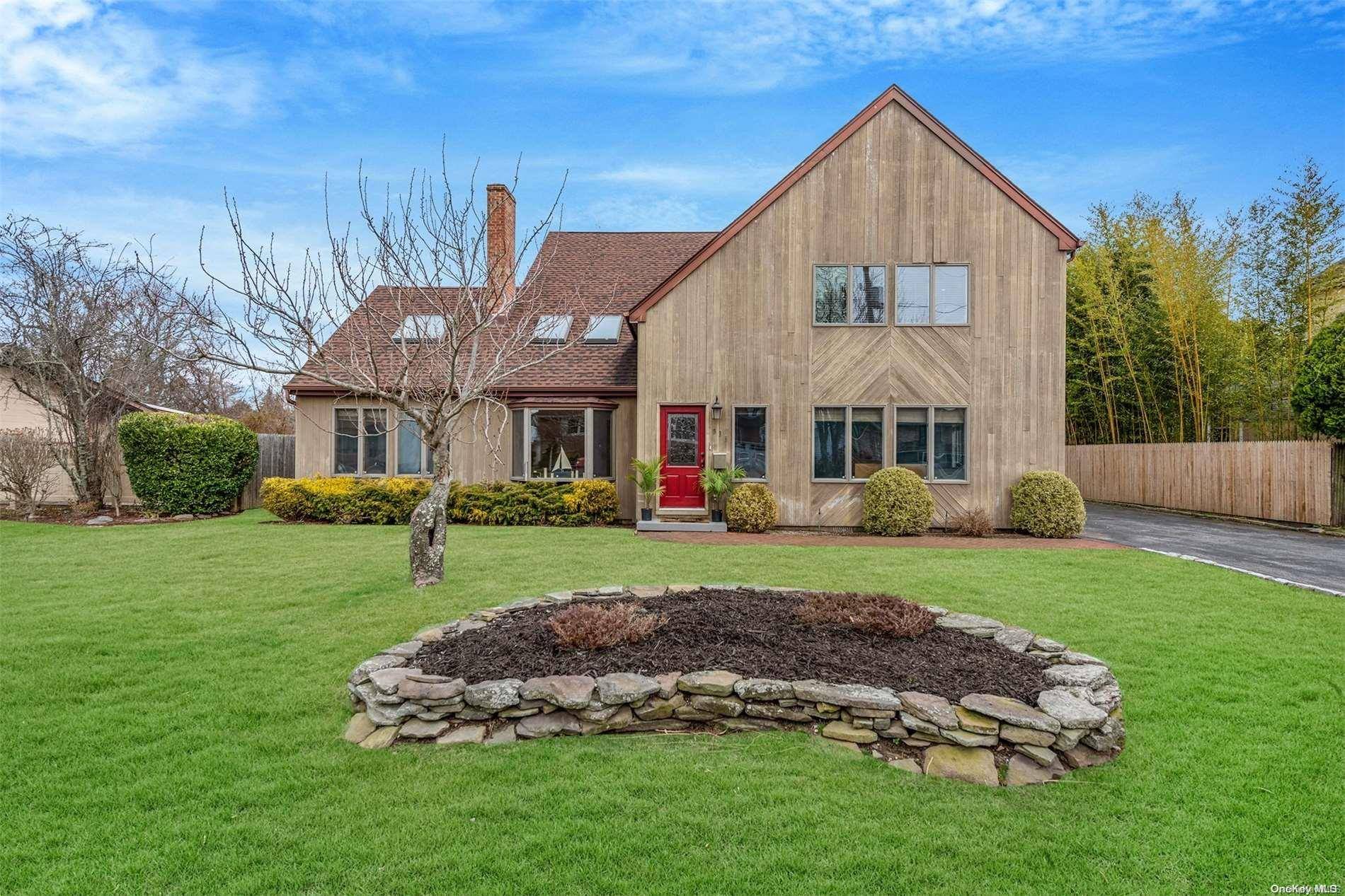 West Islip, NY 11795,833 E Bay DR