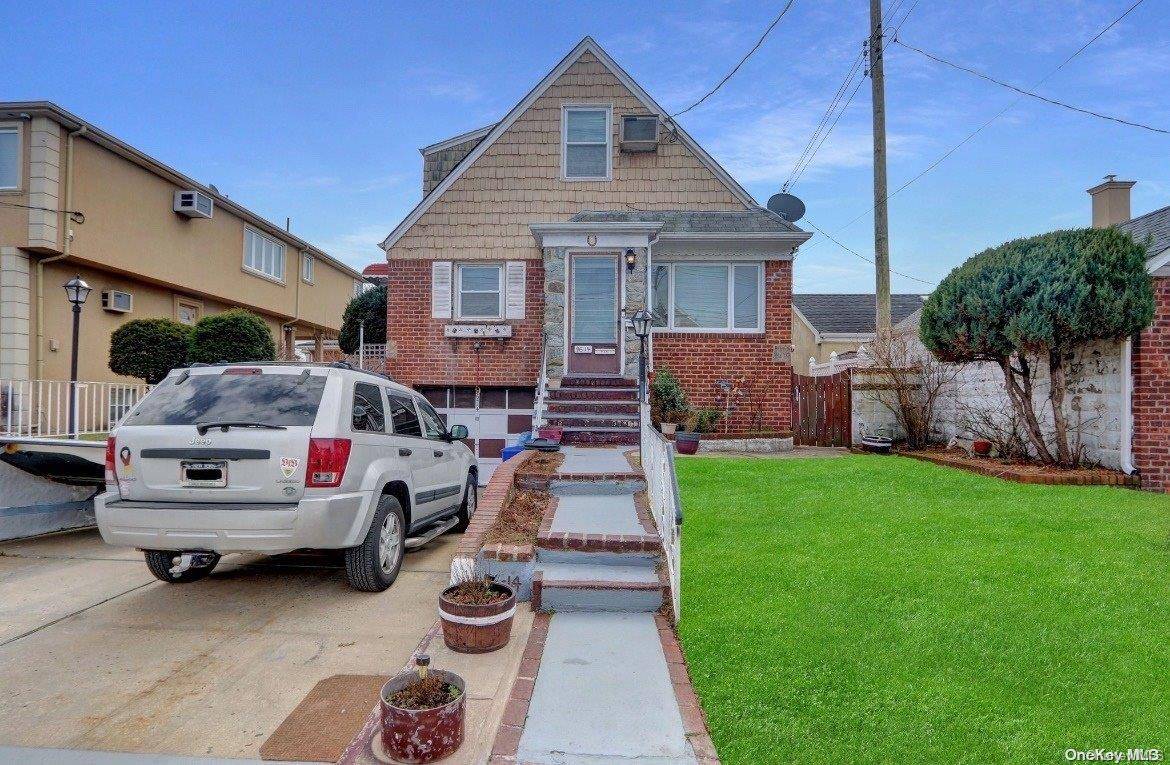 Howard Beach, NY 11414,96-14 164th AVE