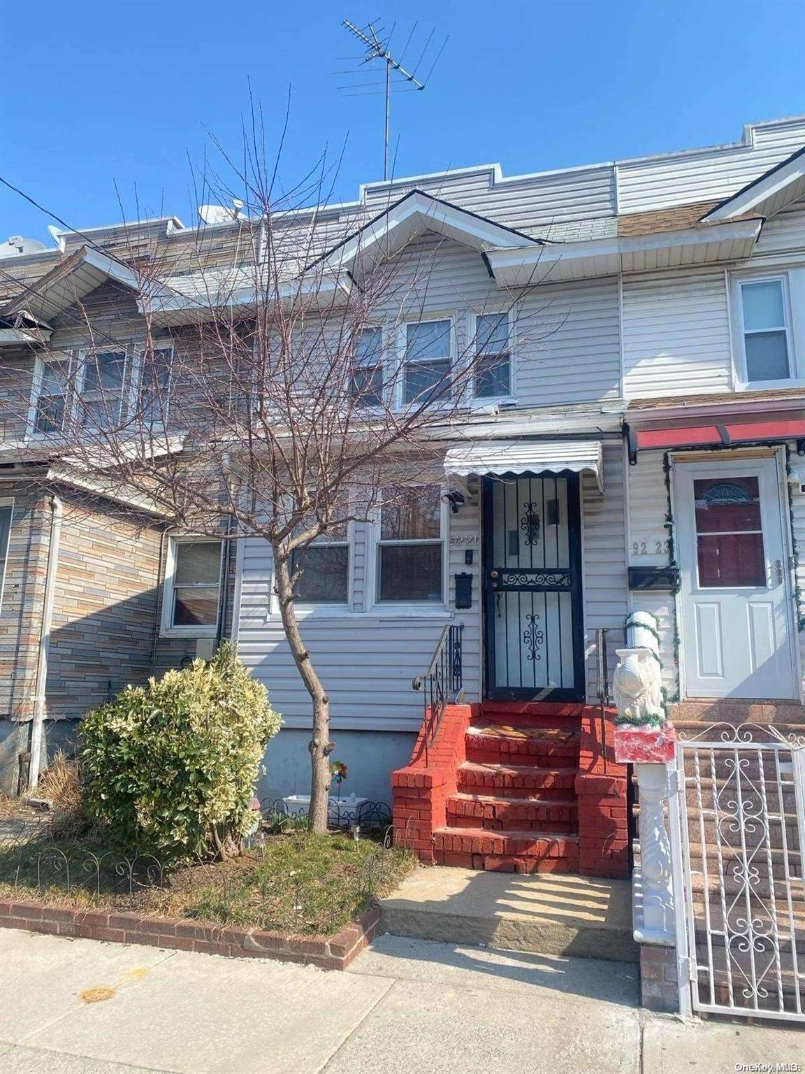 Woodhaven, NY 11421,92-21 76th ST