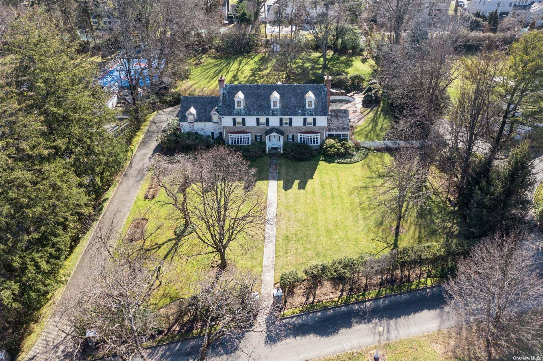 Great Neck, NY 11020,118 Windsor Gate