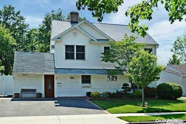 Westbury, NY 11590,90 Cypress LN