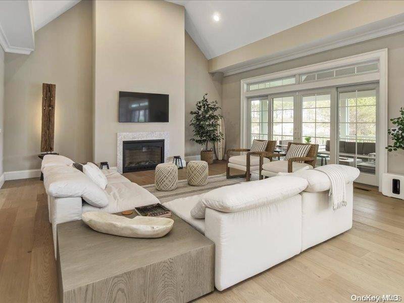 Westhampton Beach, NY 11978,15 Adam LN