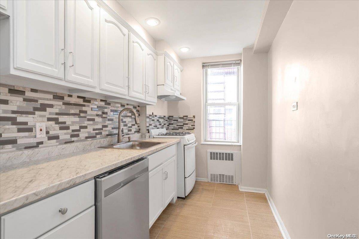 Woodside, NY 11377,39-40 52nd ST #5E