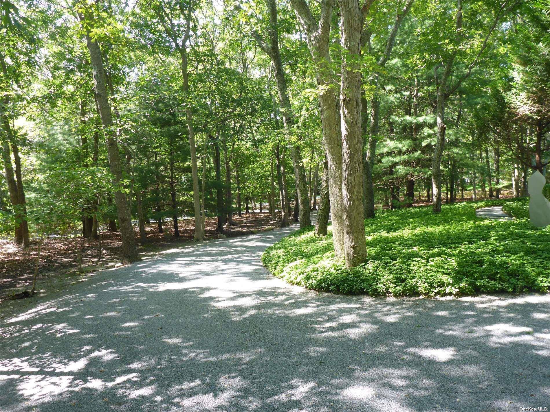 East Hampton, NY 11937,2 Grape Arbor LN