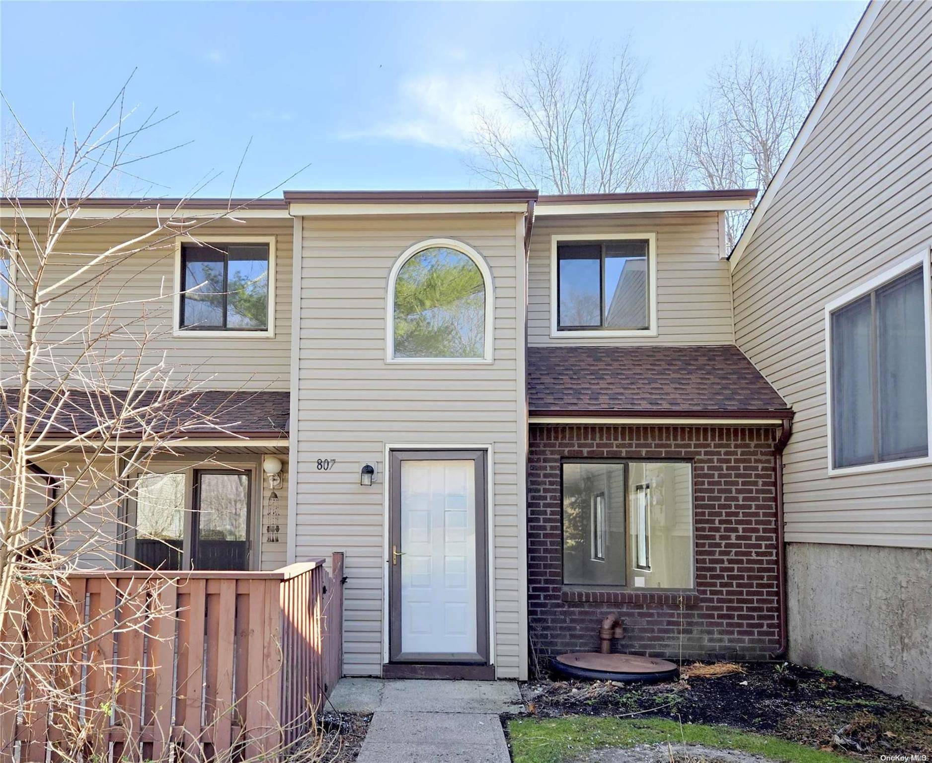 Coram, NY 11727,807 Woodland #807