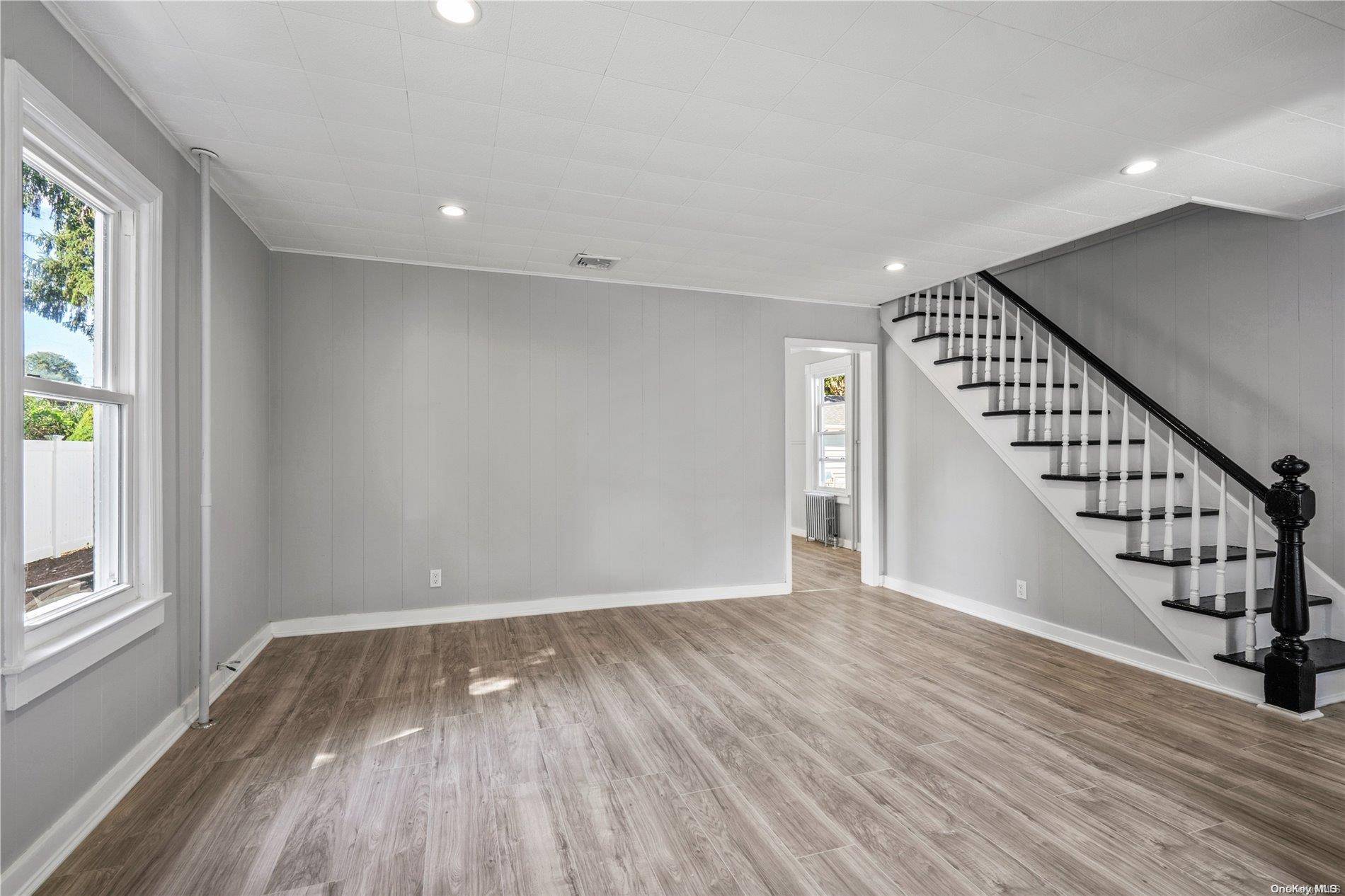 Glen Cove, NY 11542,23-25 Miller ST #2