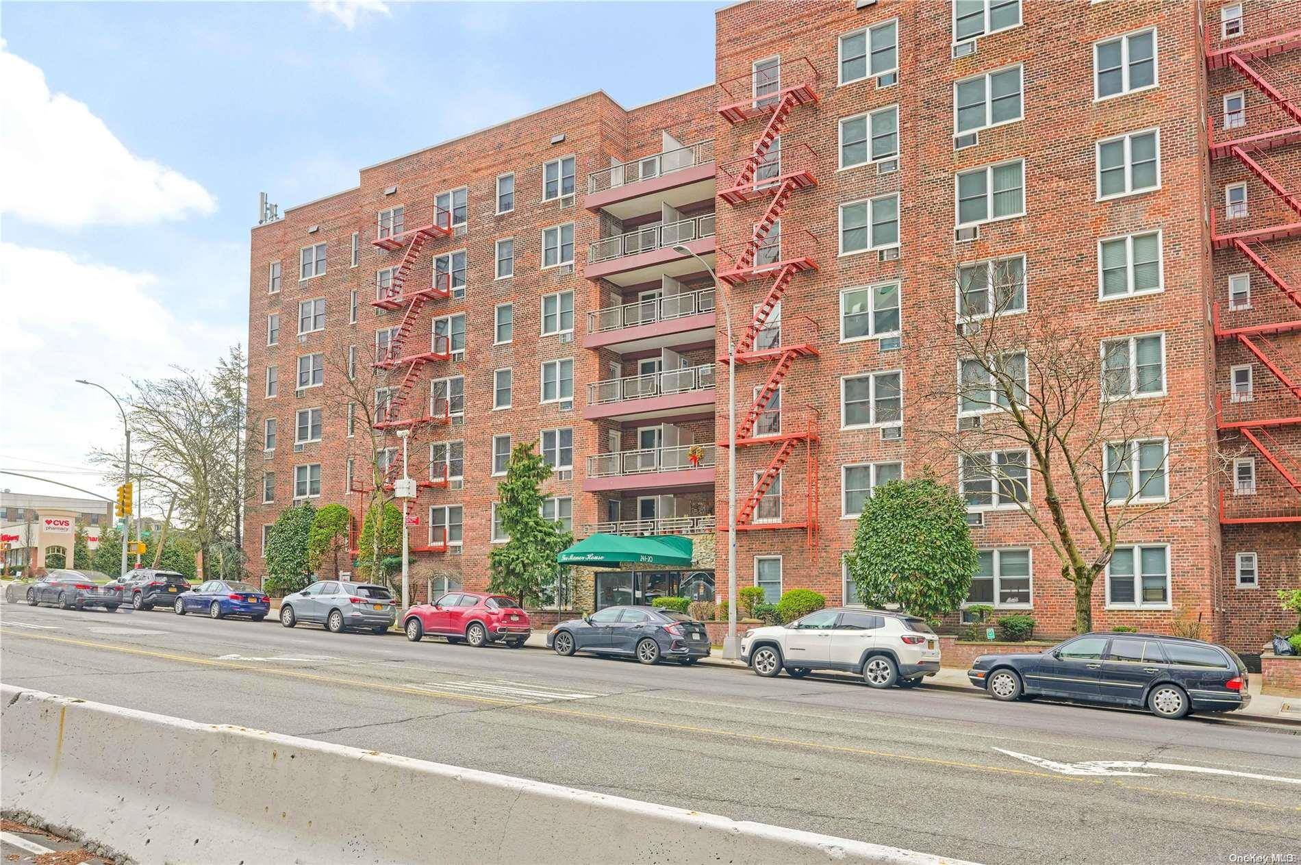 Douglaston, NY 11362,241-20 Northern Blvd #2B