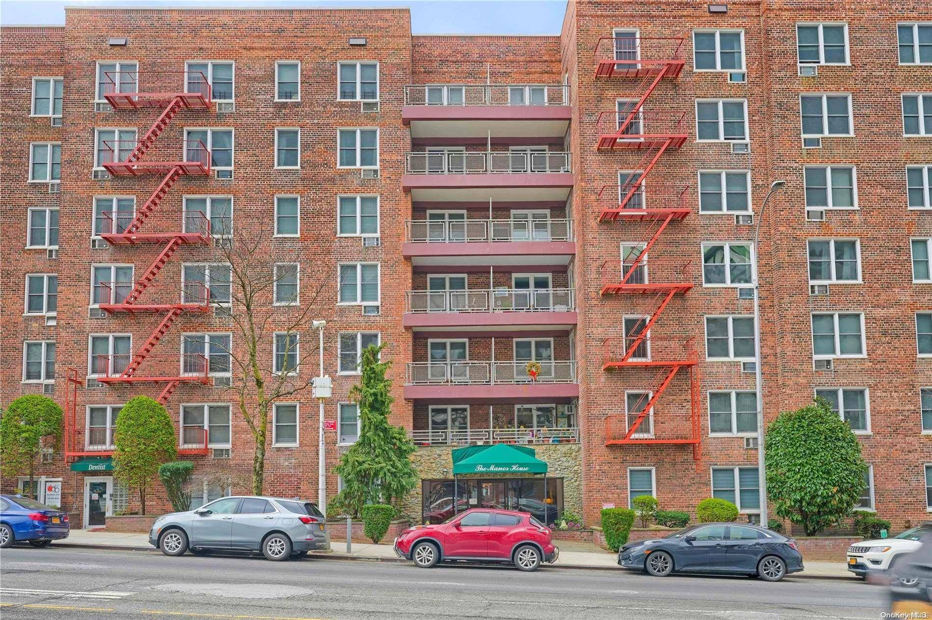 Douglaston, NY 11362,241-20 Northern Blvd #2B