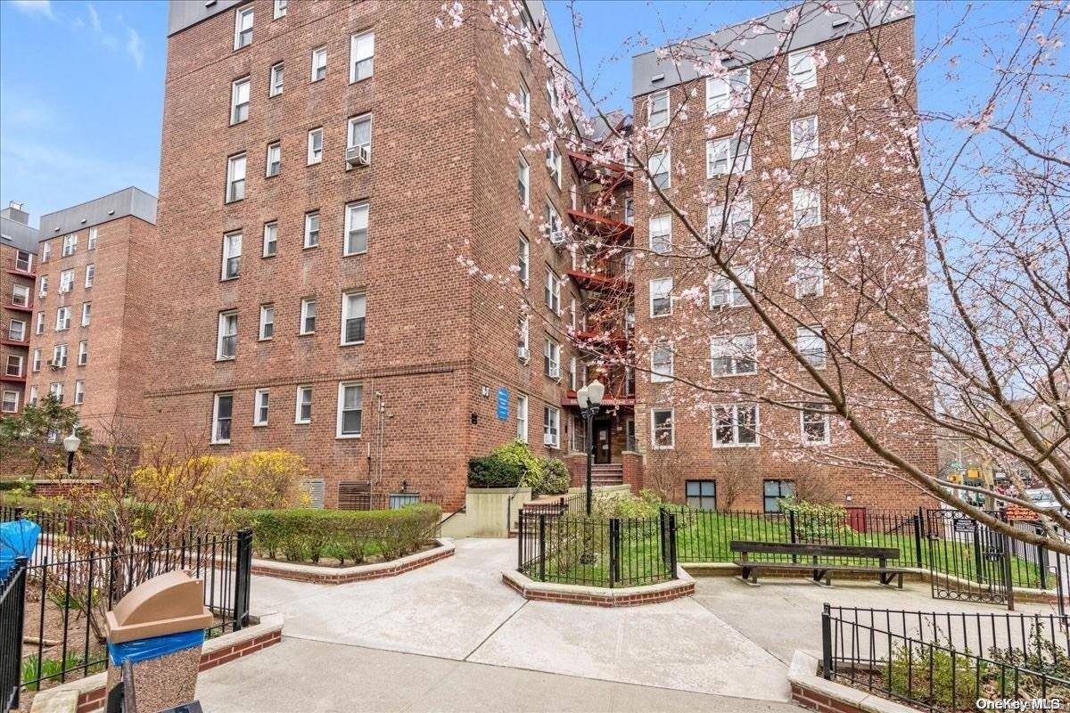 Forest Hills, NY 11375,66-37 Yellowstone BLVD #6F