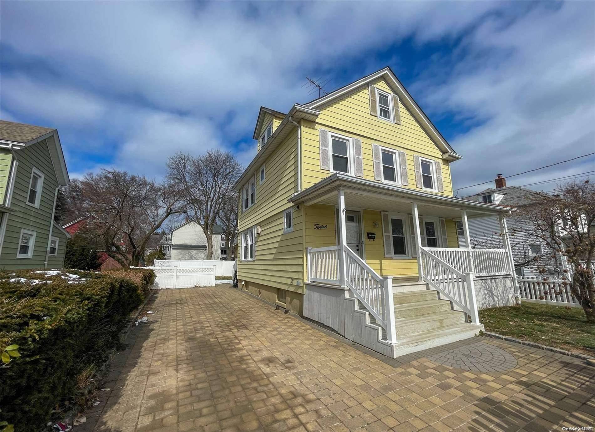 Glen Cove, NY 11542,12 Valentine ST