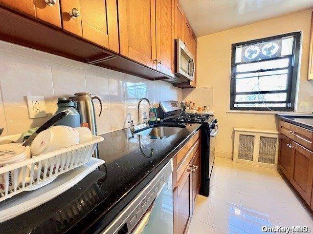 Fresh Meadows, NY 11365,196-65 69 AVE #Upper