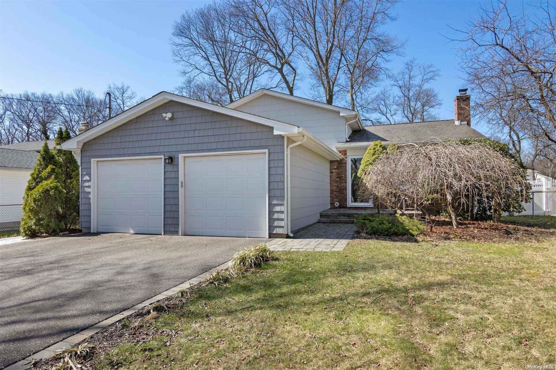 Smithtown, NY 11787,90 Summit DR