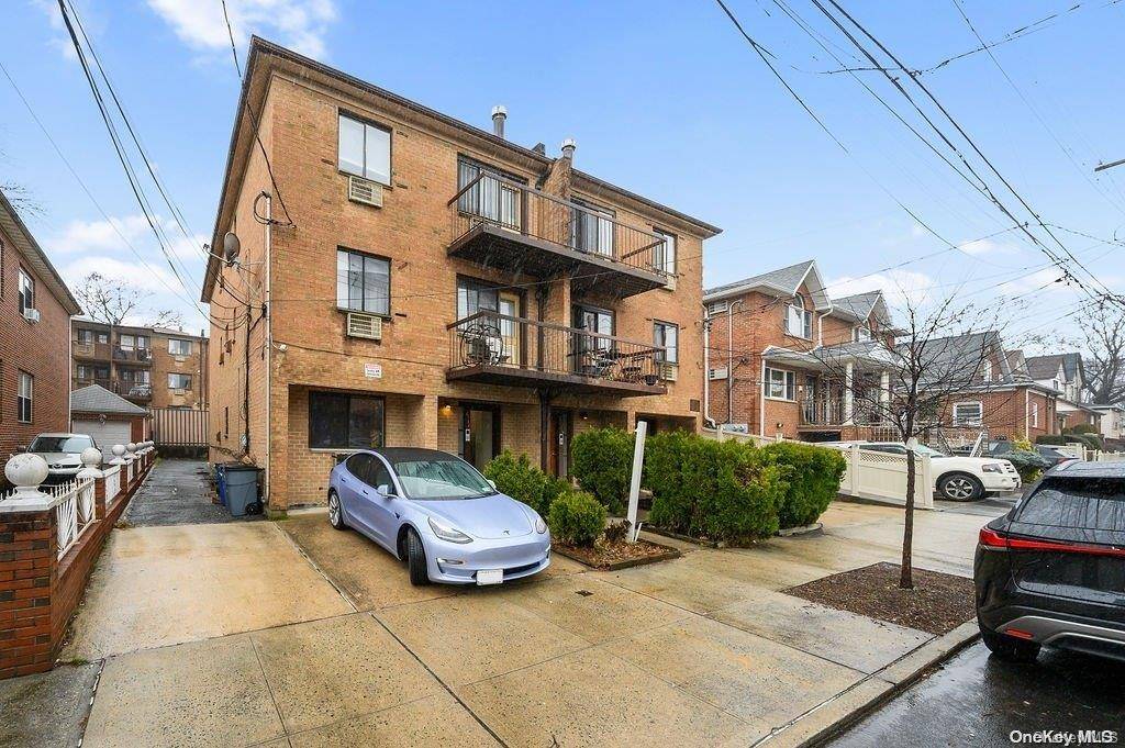 Fresh Meadows, NY 11365,61-38 169th ST