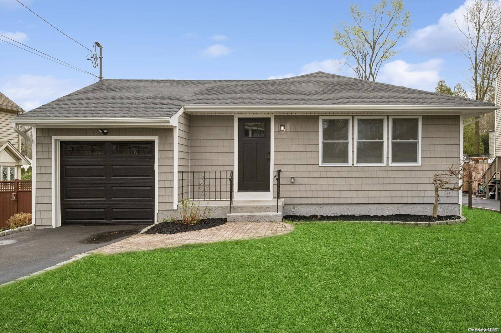 East Northport, NY 11731,20 Elm DR