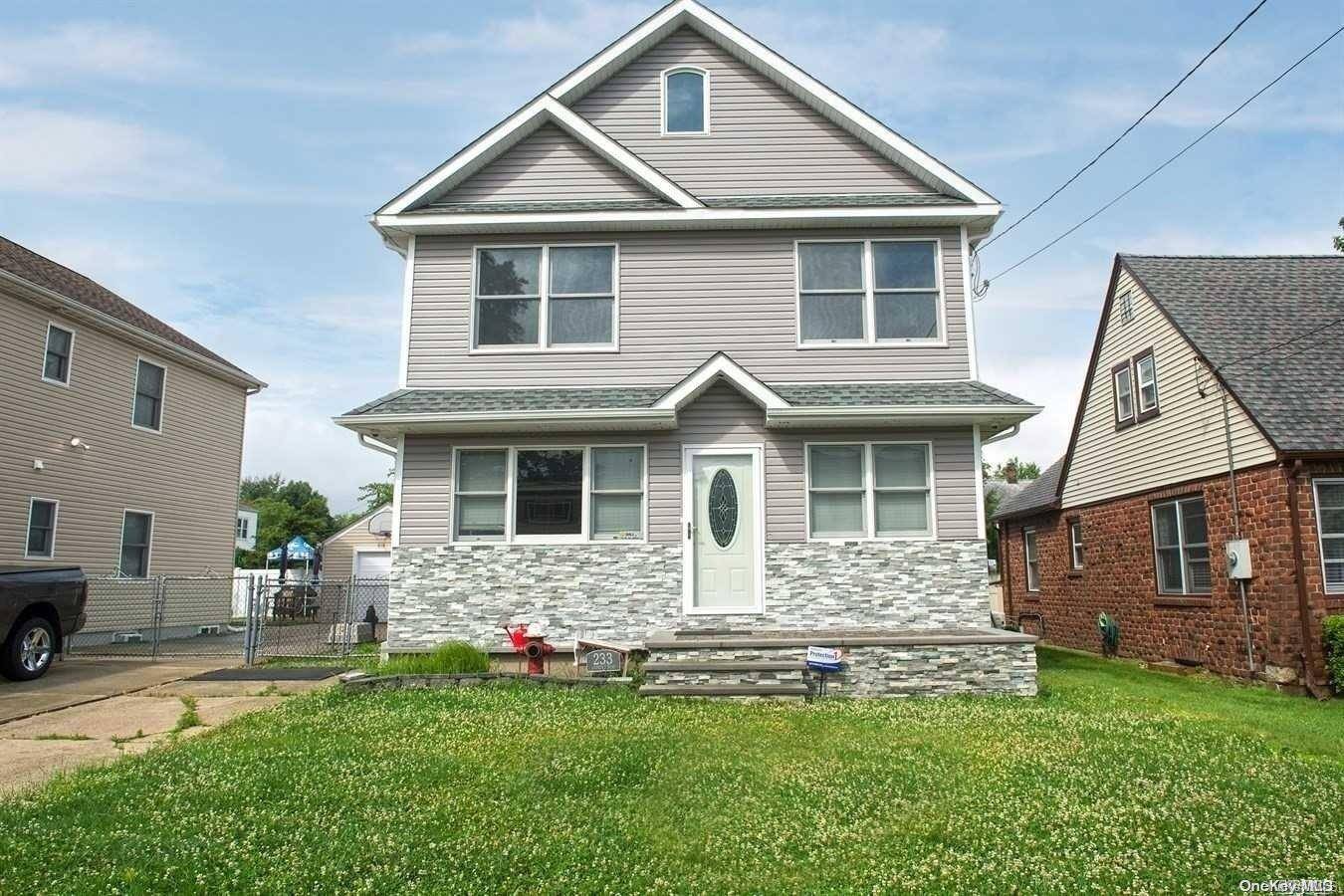 Mineola, NY 11501,233 Andrews RD