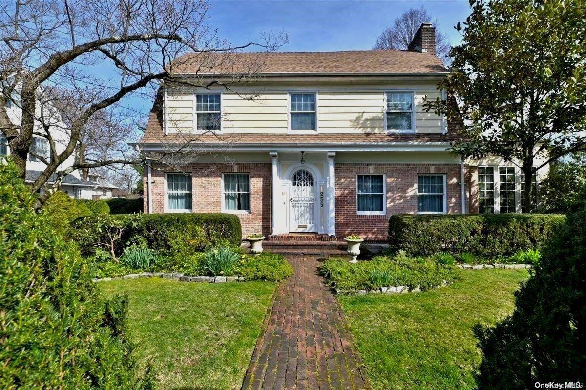 Douglaston, NY 11363,255 Park LN