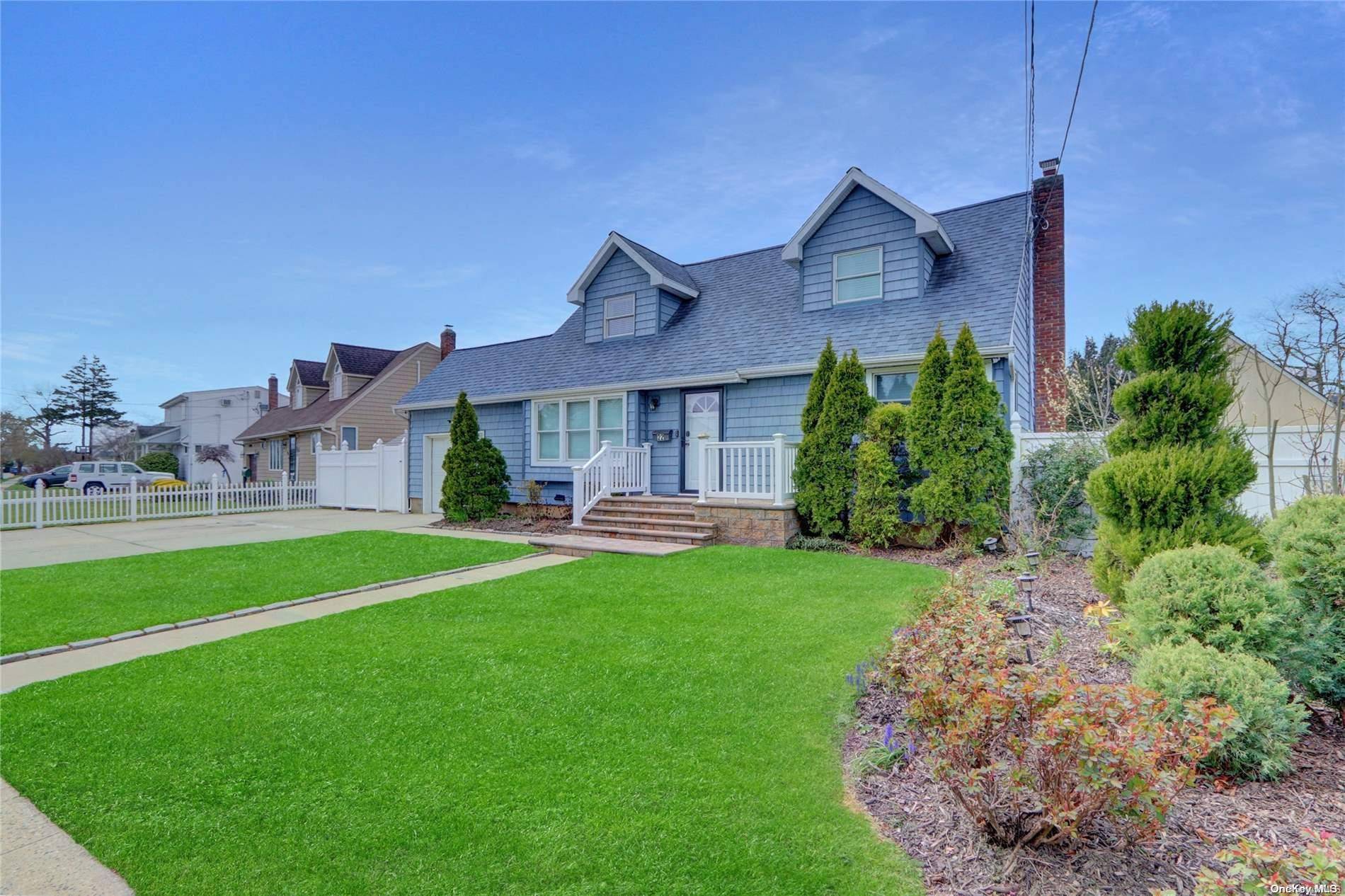 Massapequa Park, NY 11762,22 Beechwood PL