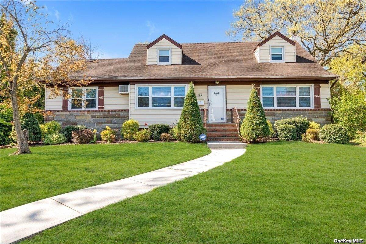 Valley Stream, NY 11580,42 Surrey LN