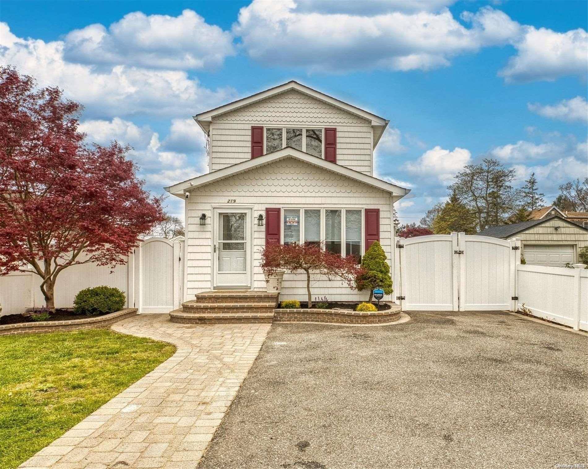 West Islip, NY 11795,219 Hyman AVE