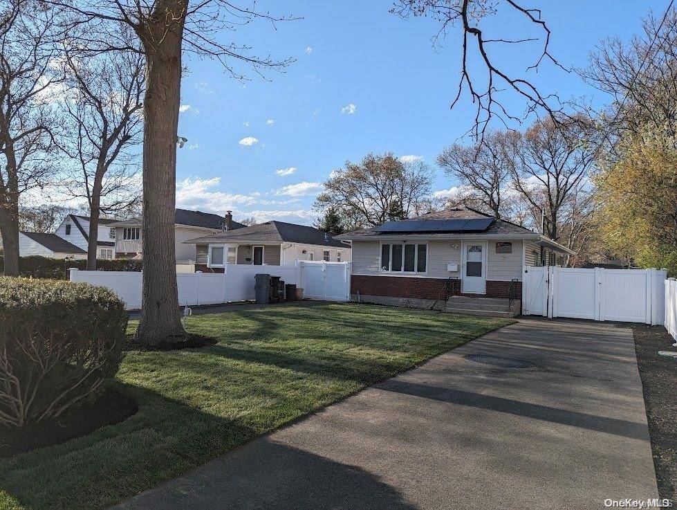 Bay Shore, NY 11706,17 W Bay Shore RD