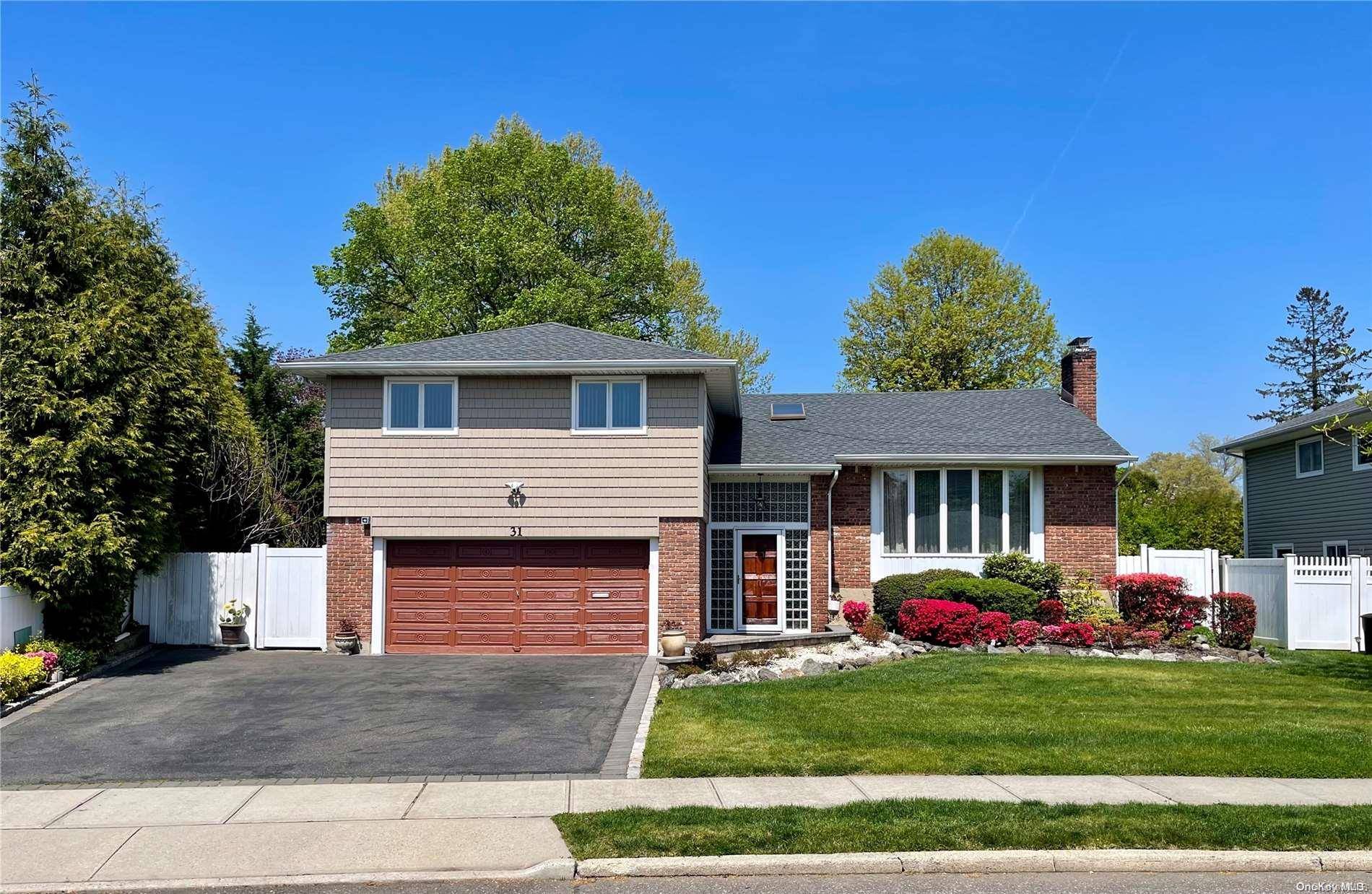 Woodbury, NY 11797,31 Glenn DR