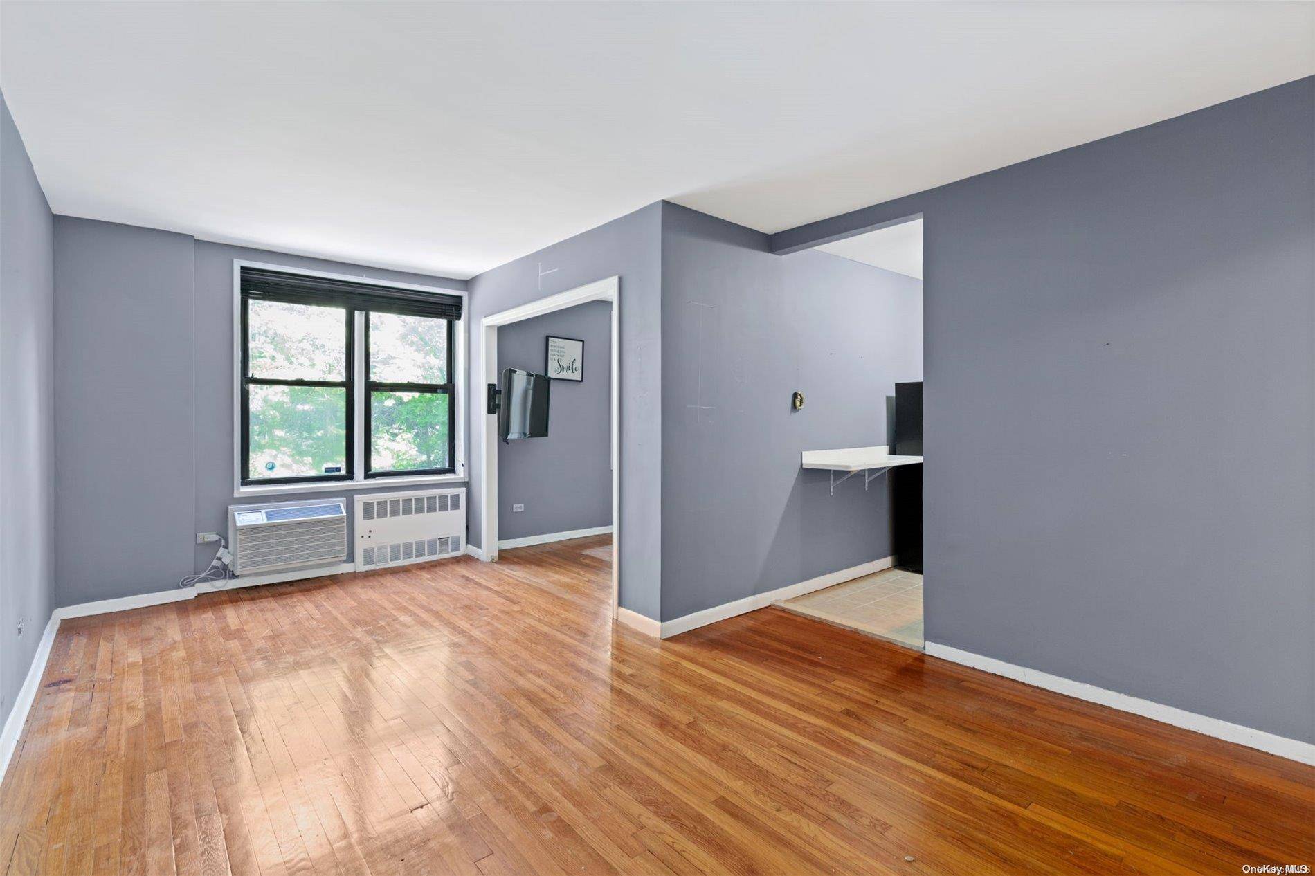 Douglaston, NY 11363,43-25 Douglaston Pkwy #3E