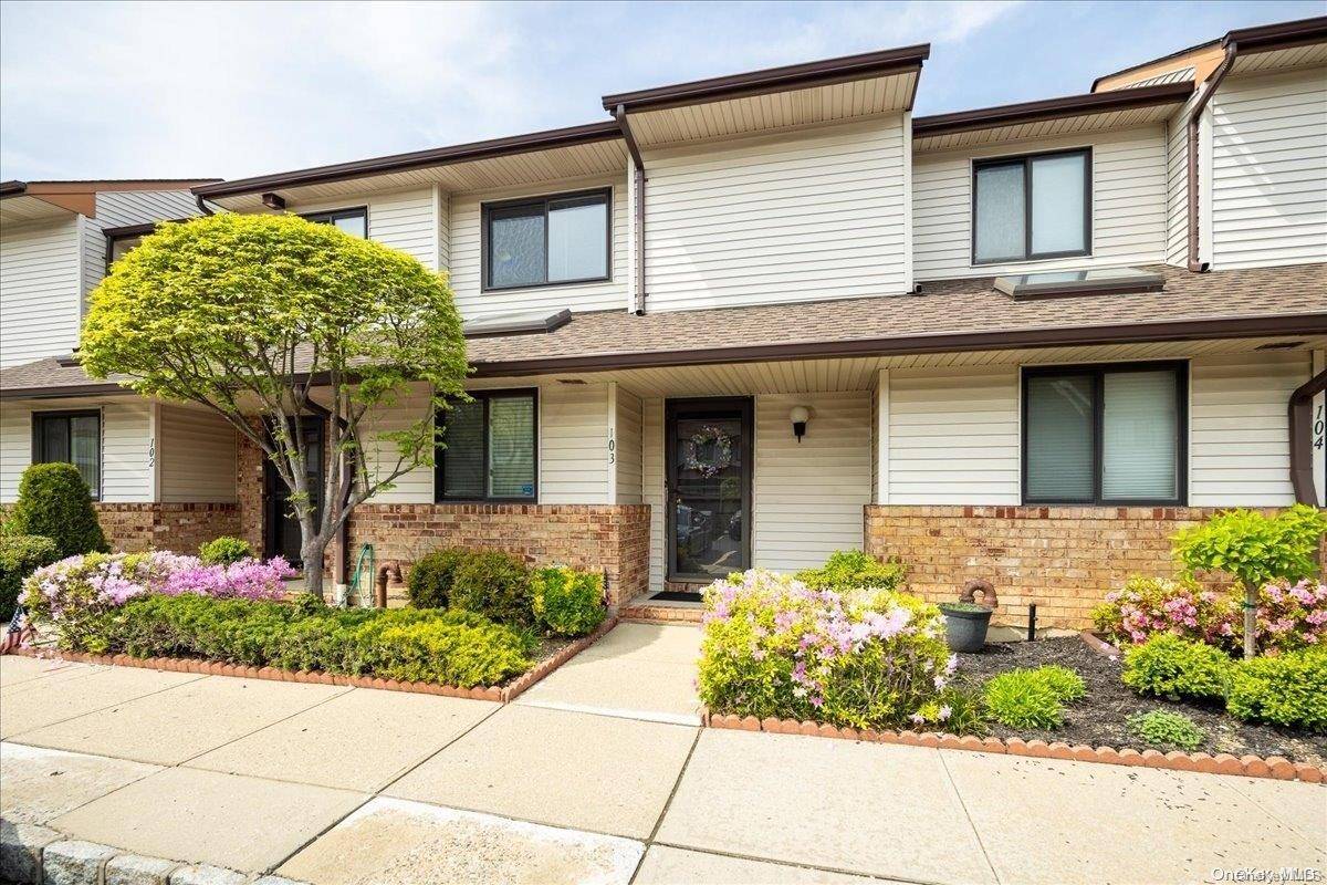 Wantagh, NY 11793,103 Cottonwood CT #103