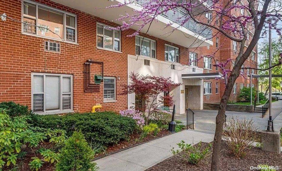 Woodside, NY 11377,52-30 39th DR #10N