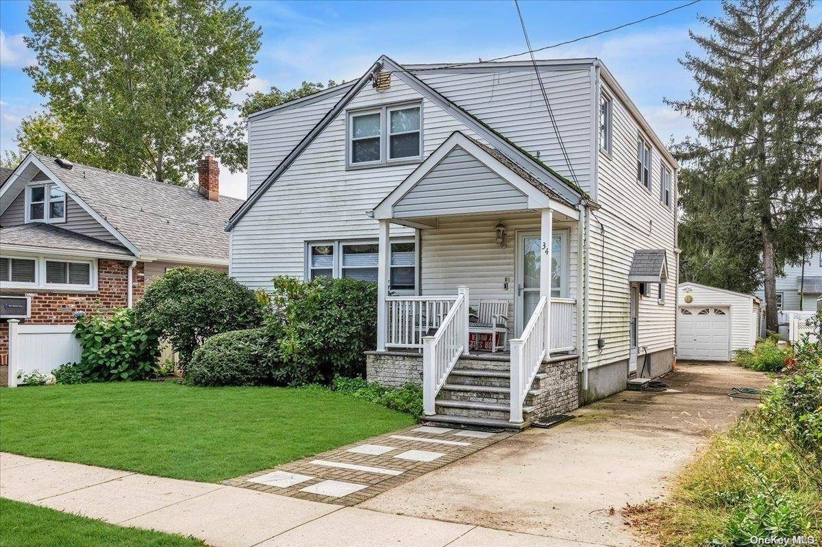 Floral Park, NY 11001,34 Mckee ST