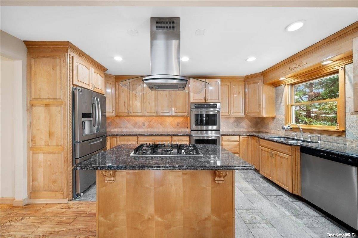 Lindenhurst, NY 11757,240 W Riviera DR