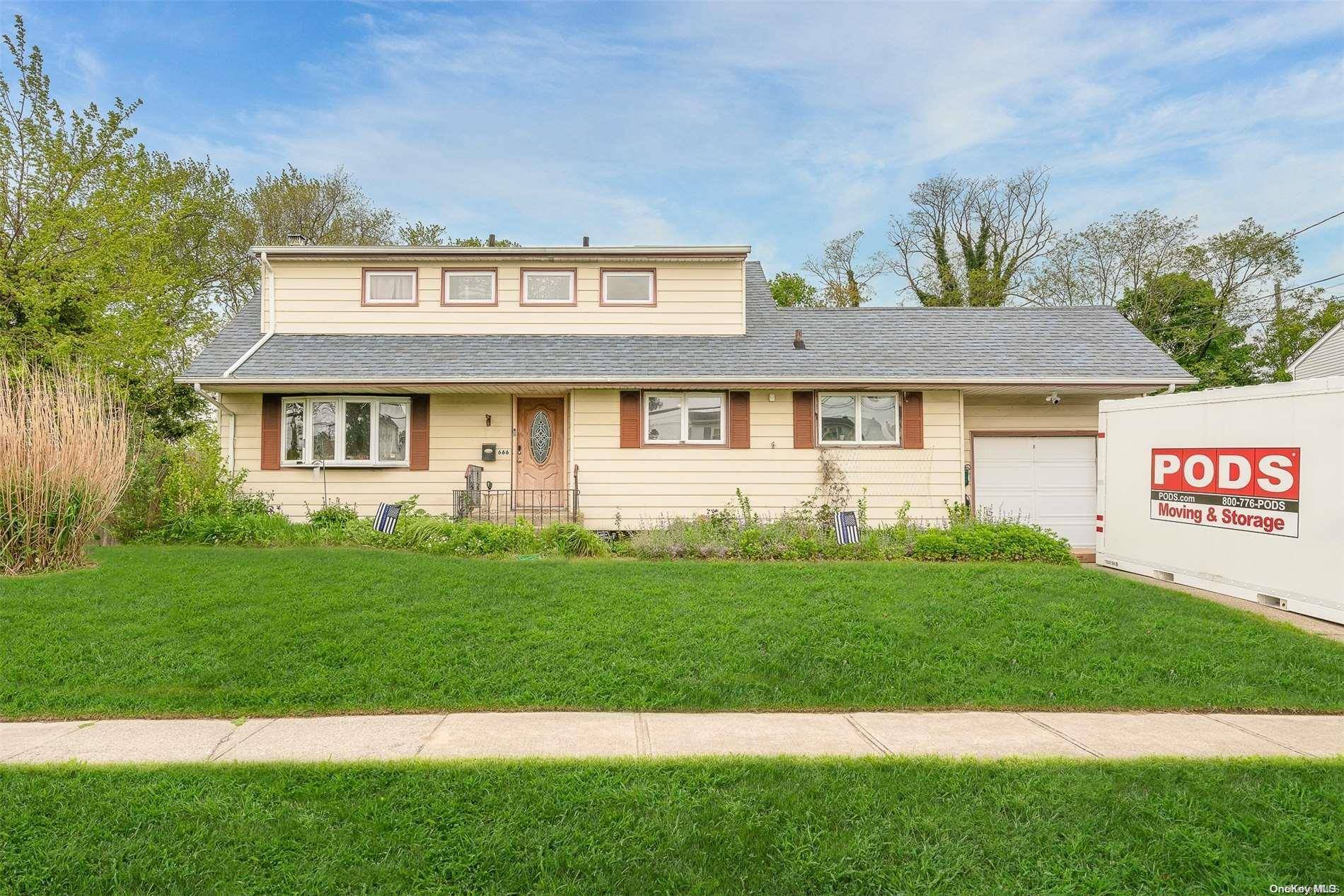 West Islip, NY 11795,666 Everdell AVE