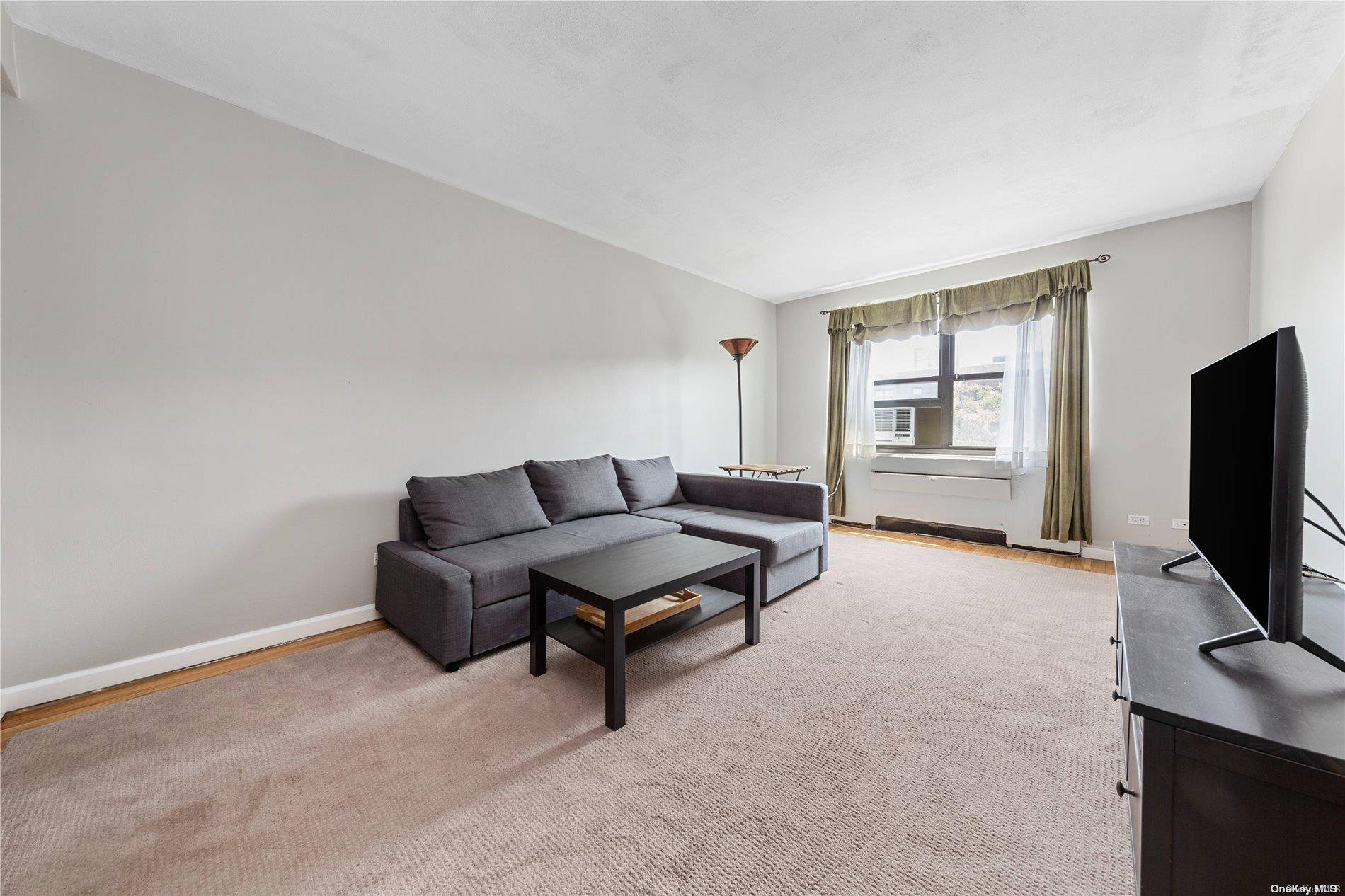 Oakland Gardens, NY 11364,73-50 Bell BLVD #5G