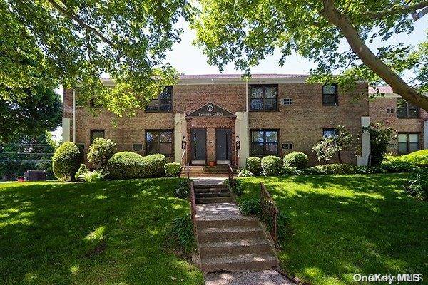 Great Neck, NY 11021,22 Terrace Circle #1C