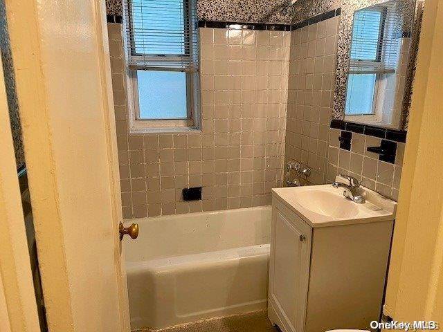 Jackson Heights, NY 11372,81-15 35 AVE #1B