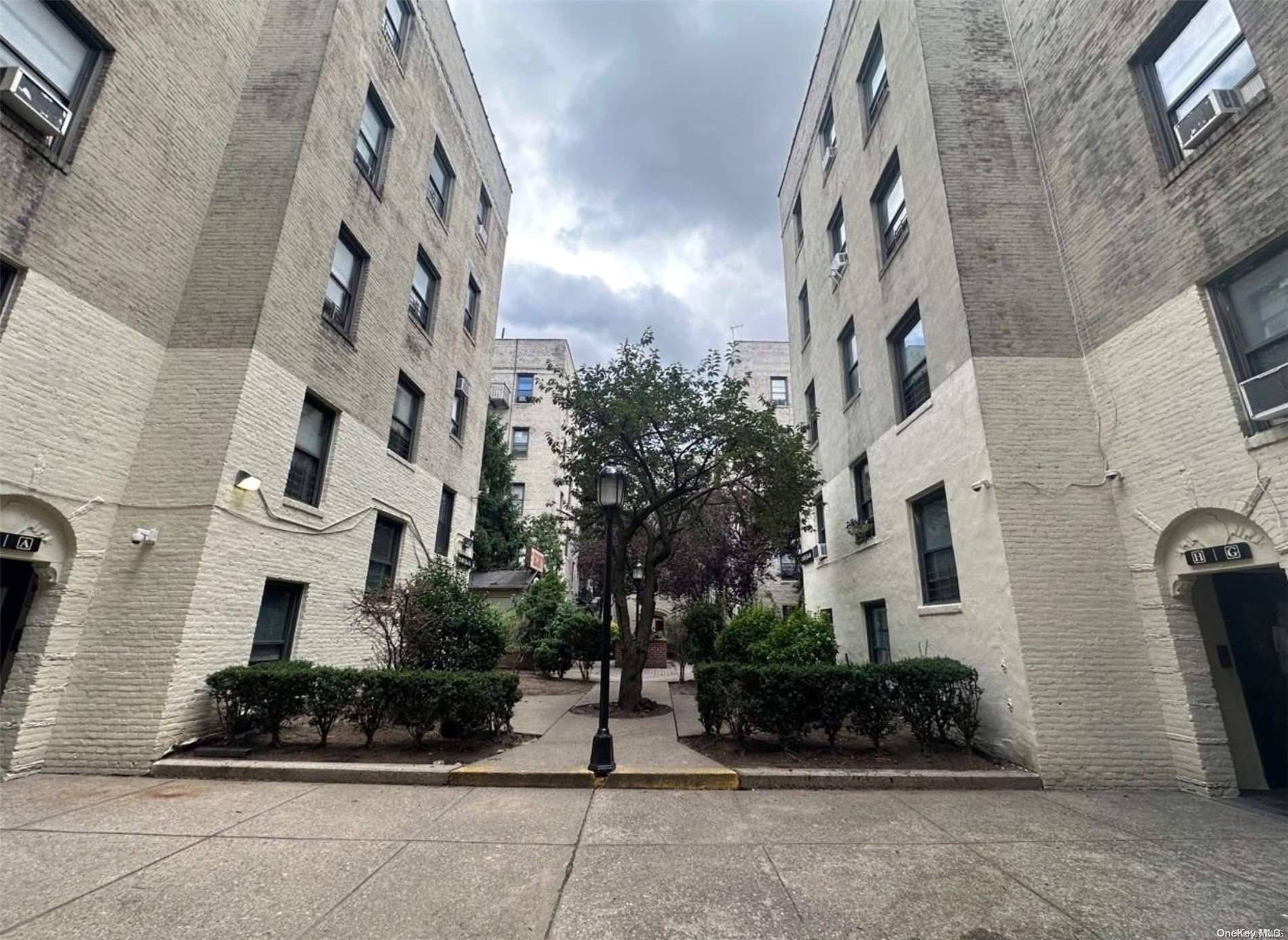 Astoria, NY 11101,21-05 33 ST #5F