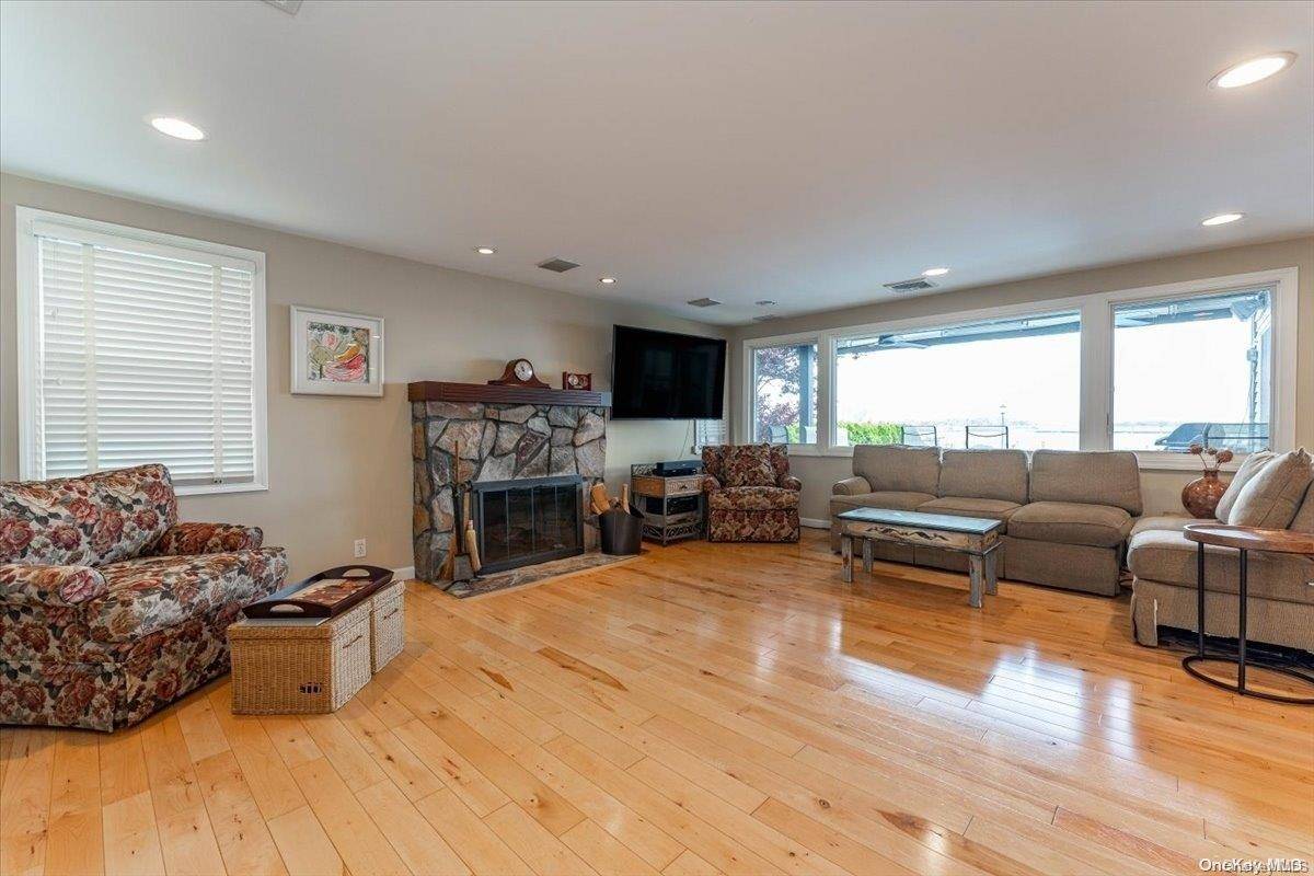 Long Beach, NY 11561,327 W Pine ST