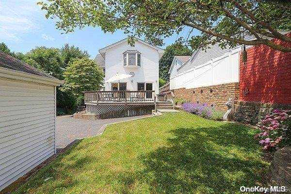 Glen Cove, NY 11542,18 Knoll PL