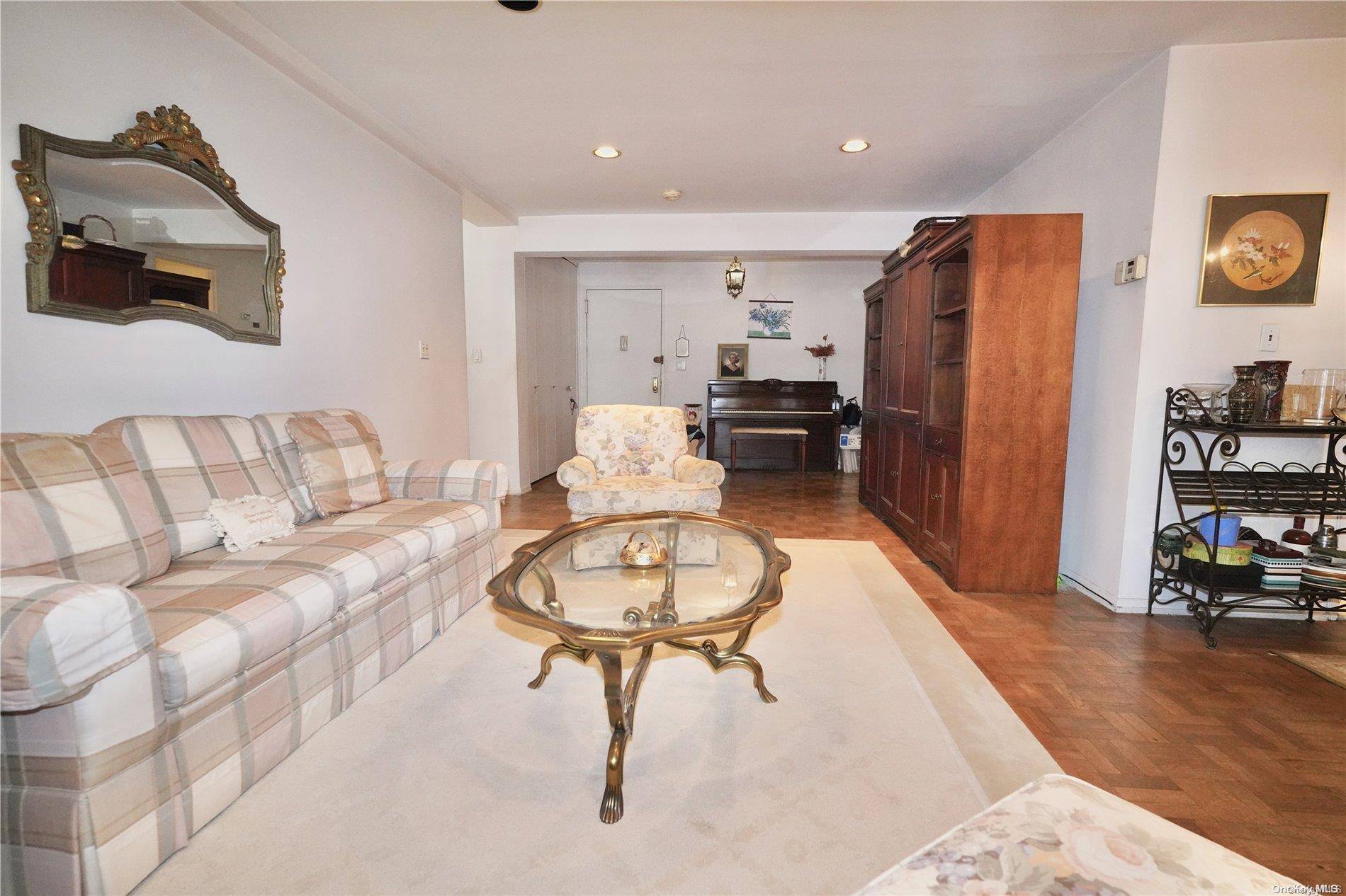 Great Neck, NY 11021,50 Hillpark AVE #1H