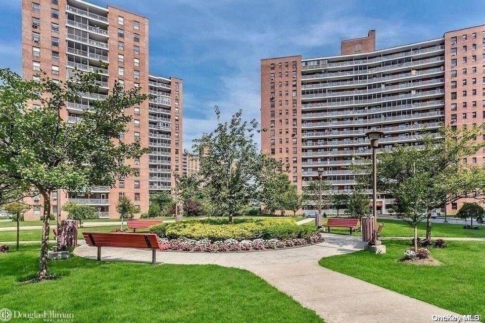 Rego Park, NY 11374,61-55 98th ST #16L