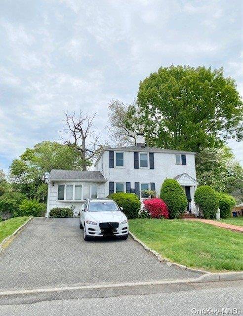 Roslyn Heights, NY 11577,19 Hickory LN