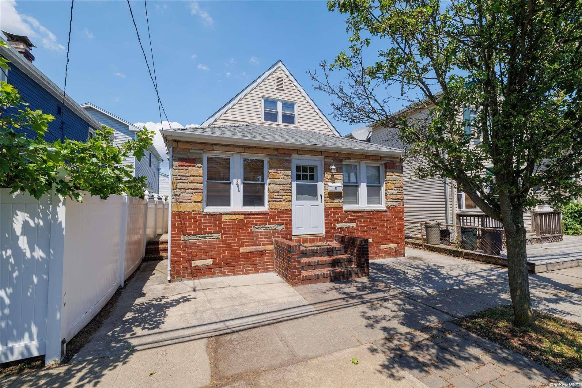 East Rockaway, NY 11518,8 E Sampson ST