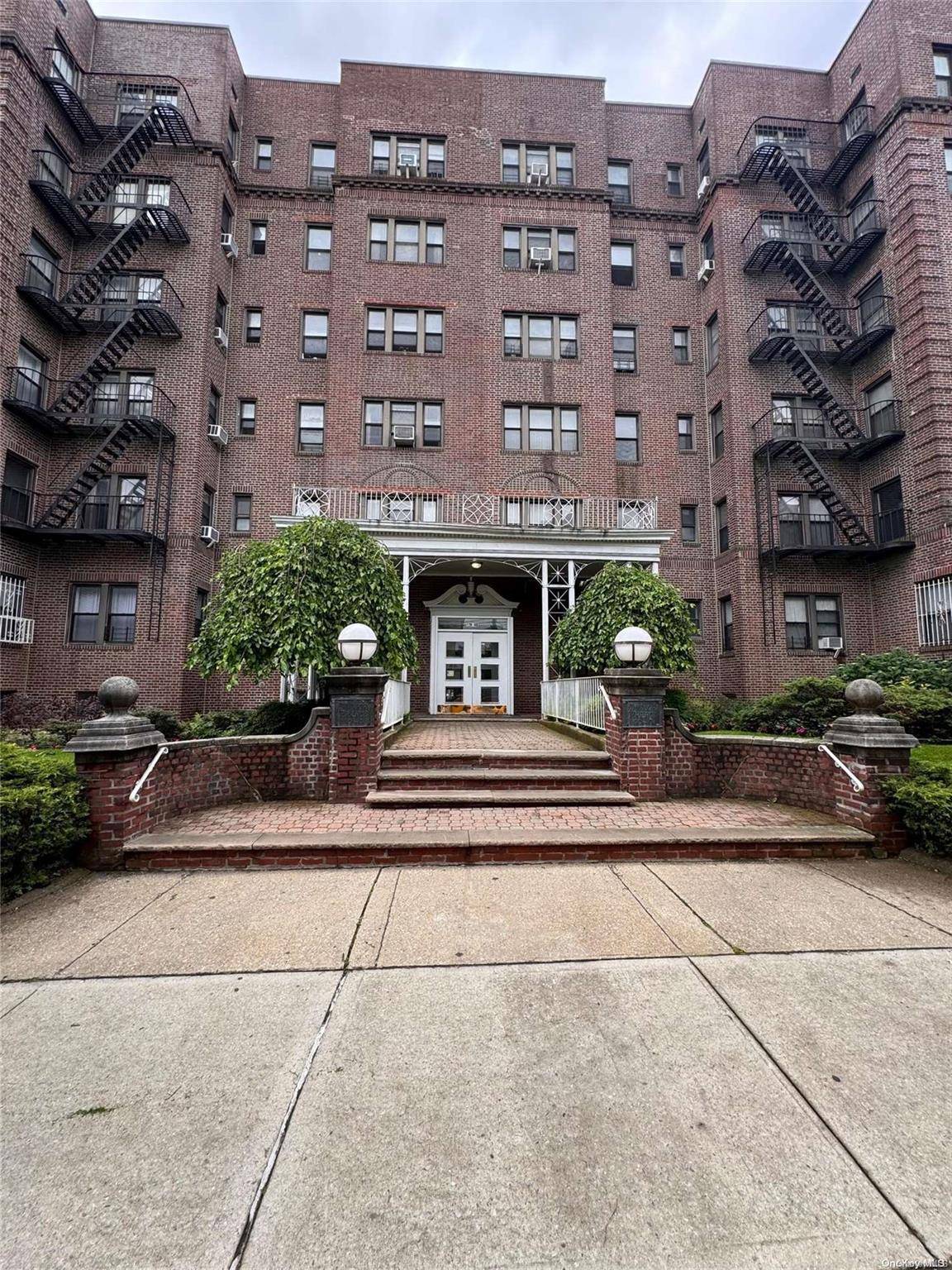 Jamaica Hills, NY 11432,170-40 Highland AVE #303