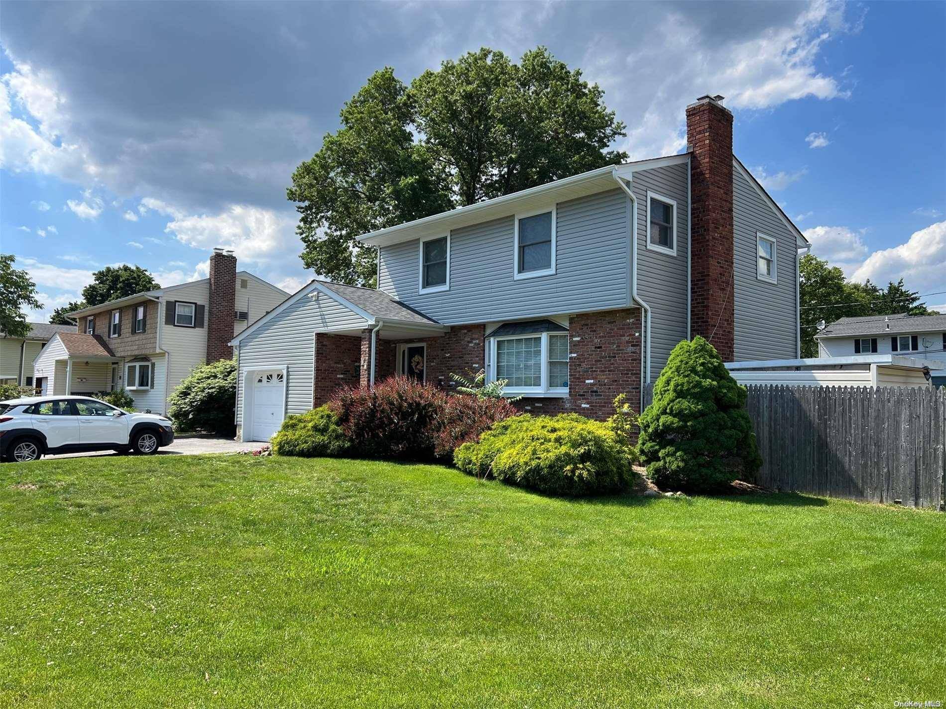 Melville, NY 11747,17 Harwood PL