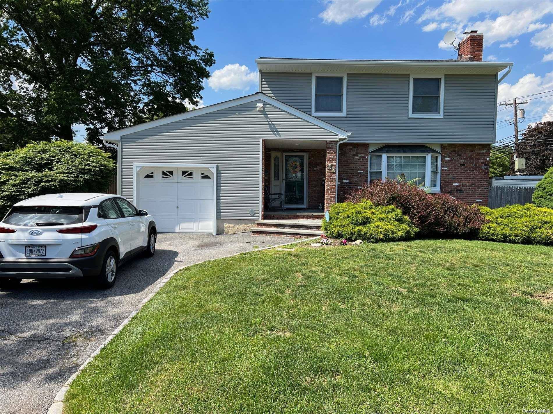 Melville, NY 11747,17 Harwood PL