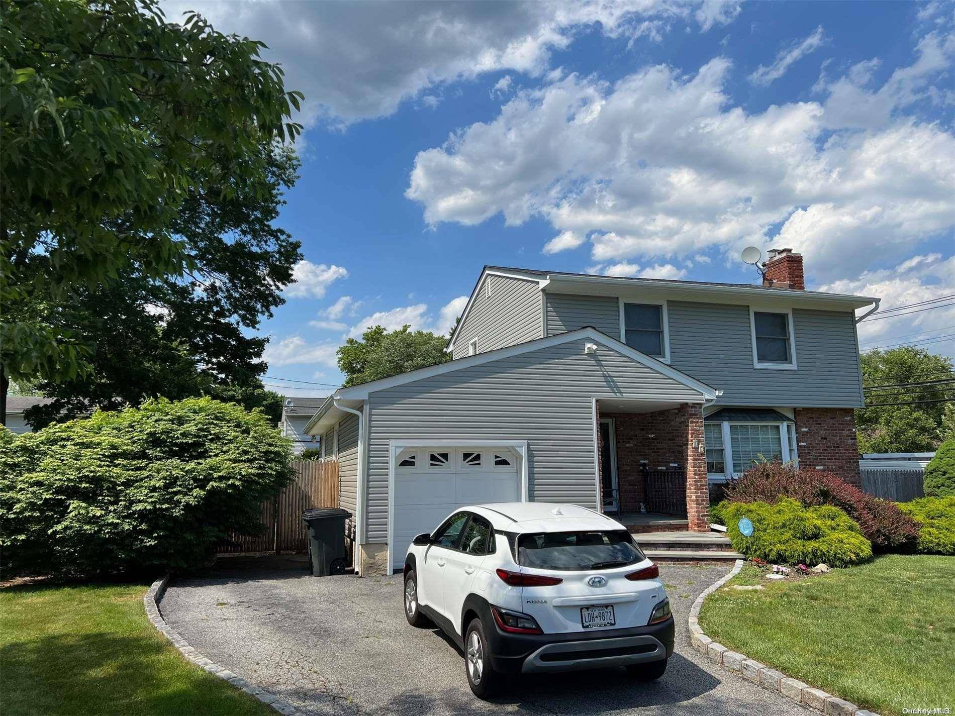 Melville, NY 11747,17 Harwood PL